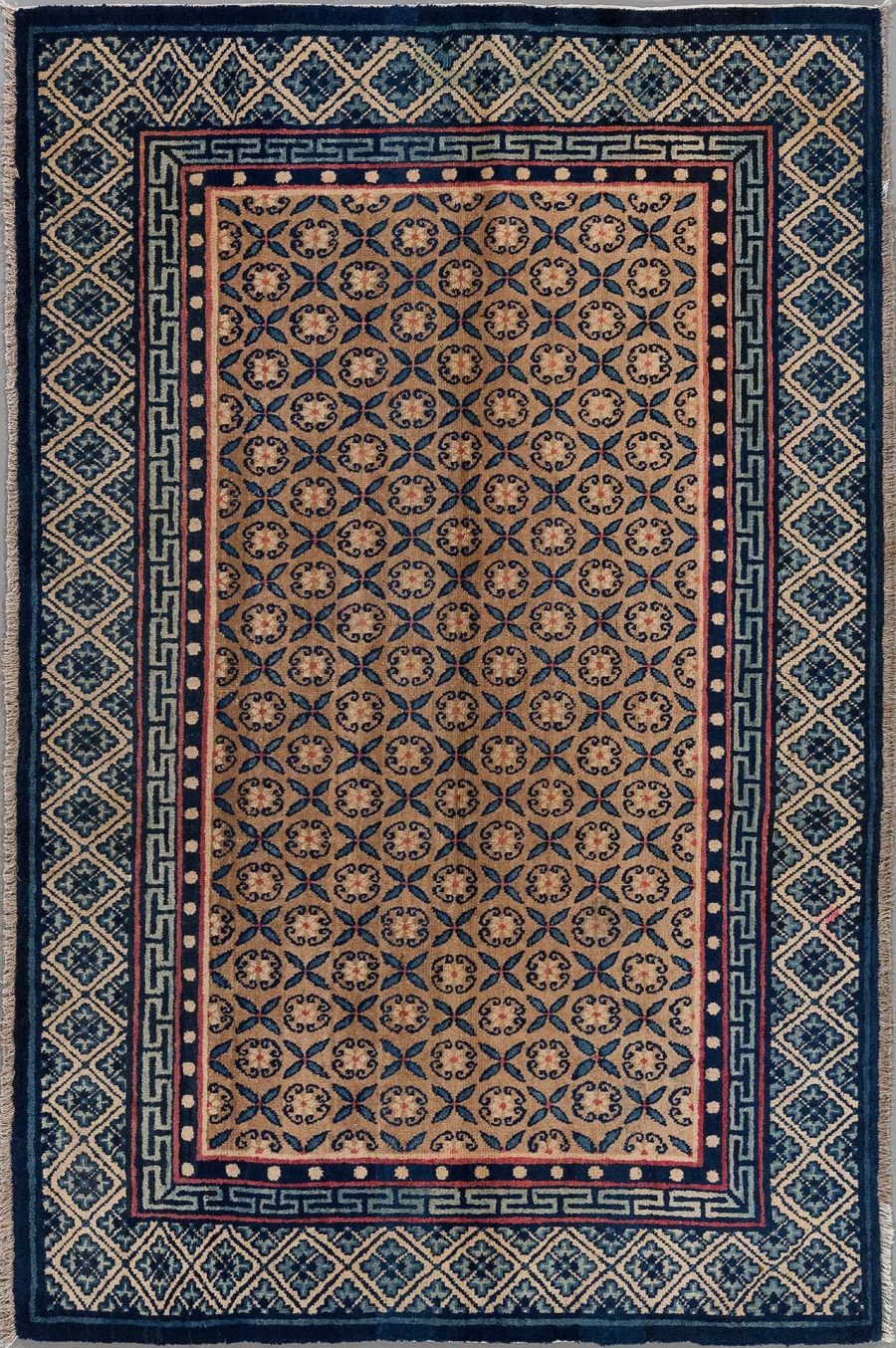 Orientteppich mit detailliertem Muster, bestehend aus wiederholenden blauen und beigen geometrischen und floralen Motiven eingerahmt von mehrschichtigen Bordüren in blau, beige und rot auf dunklem Grund.