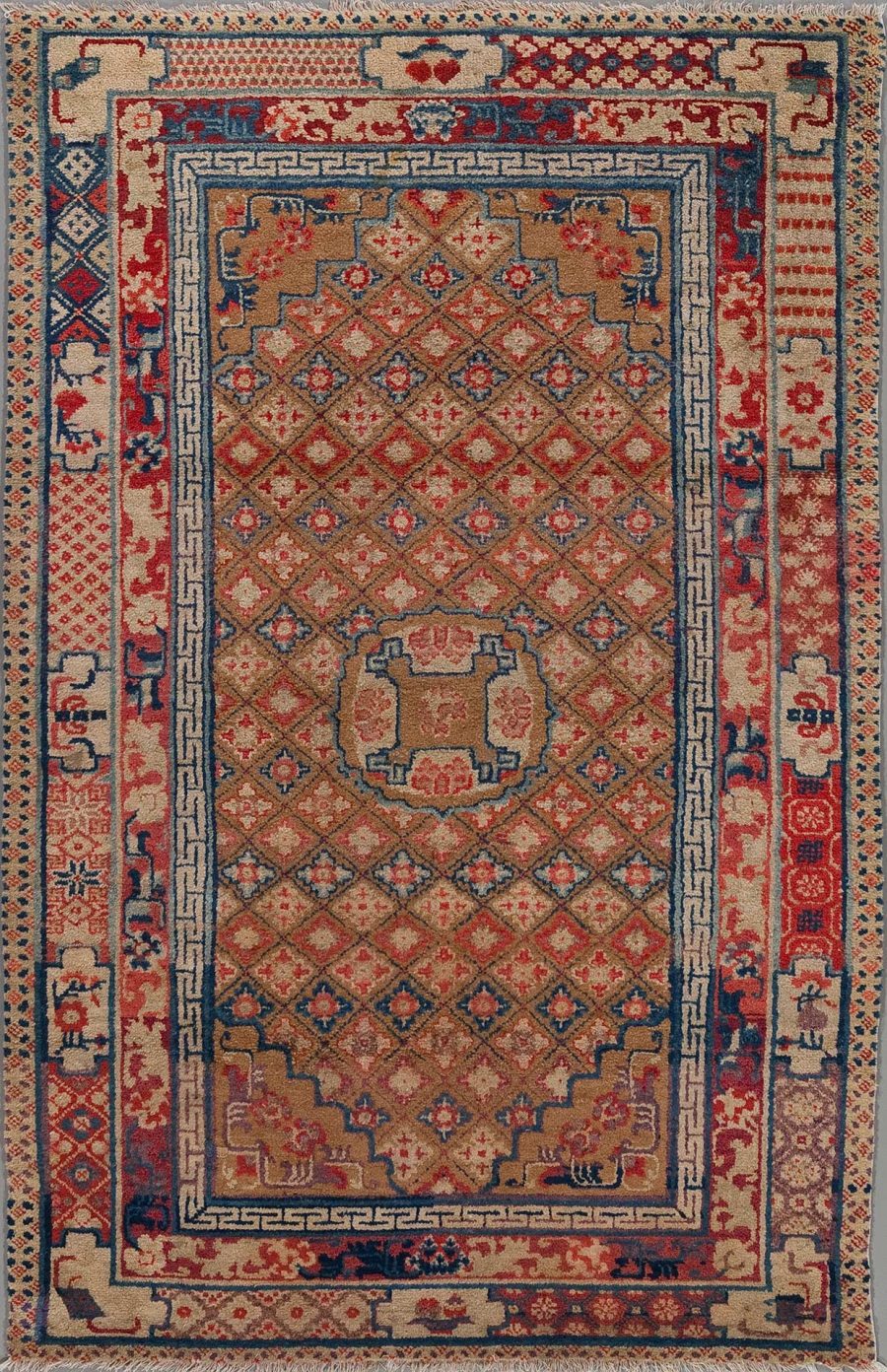 Antiker handgeknüpfter orientalischer Teppich mit abstrakten und geometrischen Mustern in Rottönen, Blau, Beige und Akzenten in anderen Farben.