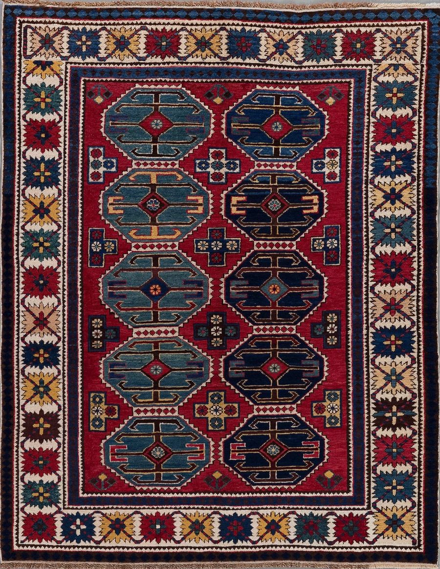 Traditioneller handgewebter Teppich mit komplexem geometrischem Muster in Rot-, Blau-, Schwarz- und Beige-Tönen mit dekorativen Bordüren.
