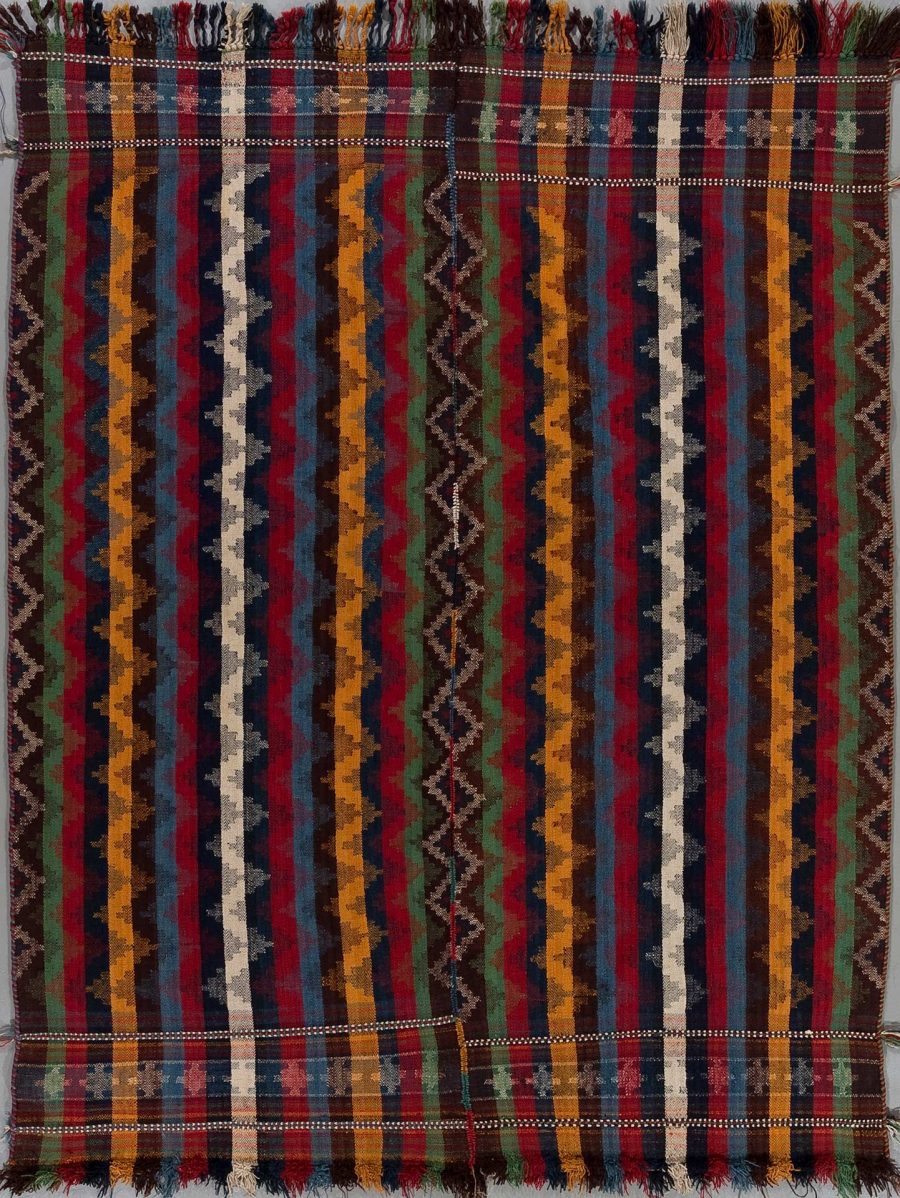 Farbenfroher, handgewebter Teppich mit traditionellen Mustern und Fransen an den Enden. Muster bestehen aus sich wiederholenden geometrischen Formen in Rot, Blau, Grün und neutralen Tönen, getrennt durch horizontale Bänder.