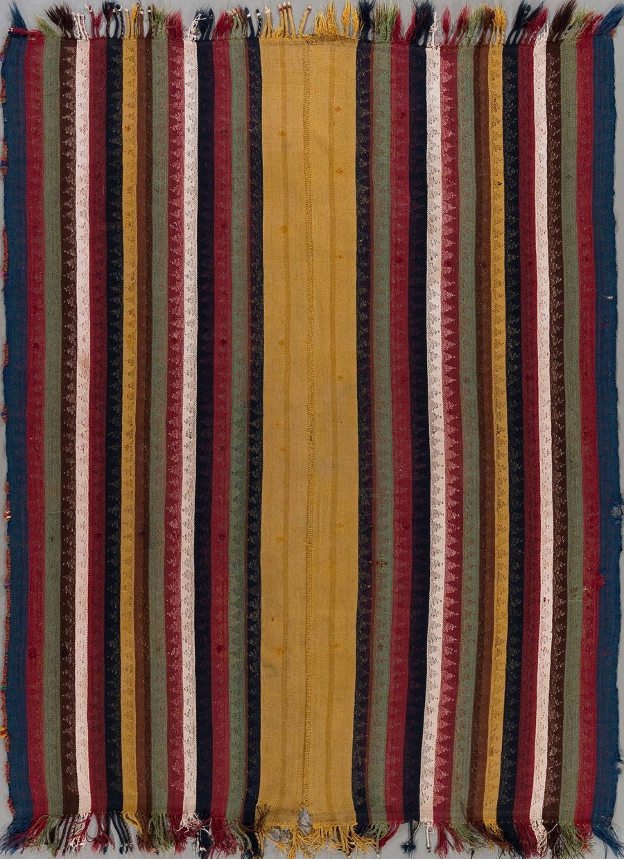Traditioneller, handgewebter Teppich mit vertikalen Streifen in verschiedenen Farben wie Rot, Blau, Gelb und Grün, abgenutzt mit sichtbaren Fäden und Fransen an den Rändern.