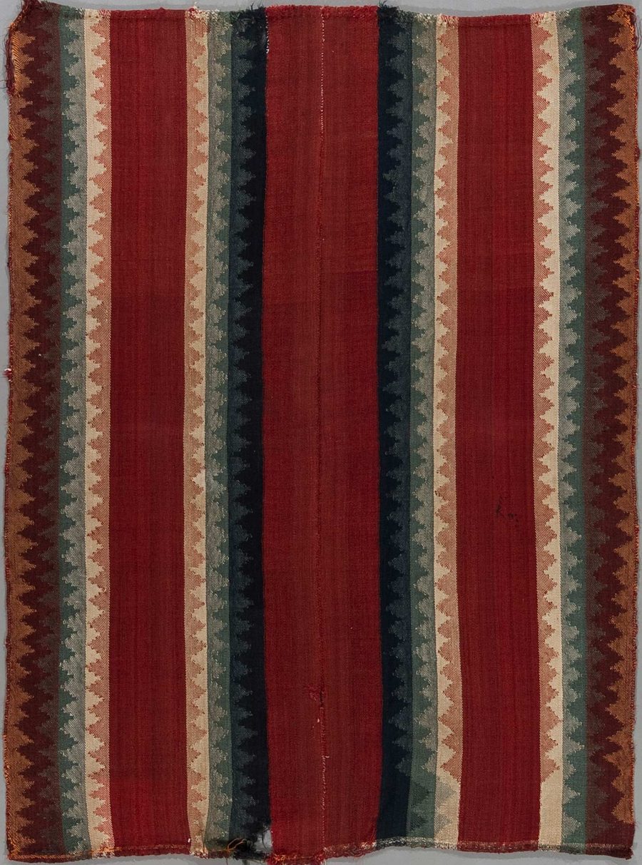 Antikes handgewebtes Teppichmuster mit vertikalen Streifen in Rot, Grün, Beige und Zackenmustern, in zerschlissenem Zustand.