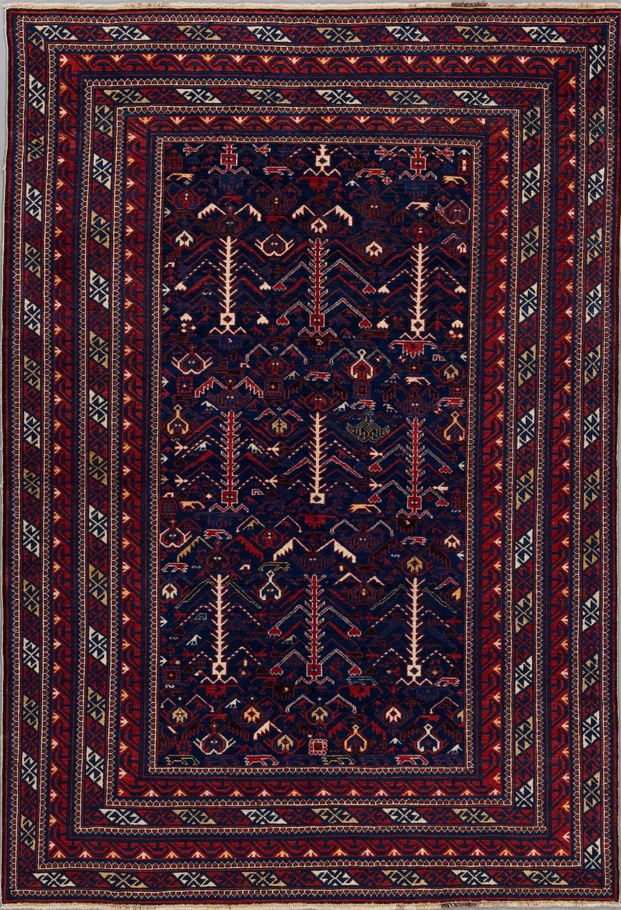 Traditioneller handgeknüpfter Teppich mit komplexem Muster aus geometrischen Formen und stilisierten Blumen in Dunkelblau, Rot, Weiß und Akzenten in weiteren Farben, umgeben von mehrfachen Bordüren mit ähnlichen Mustern.
