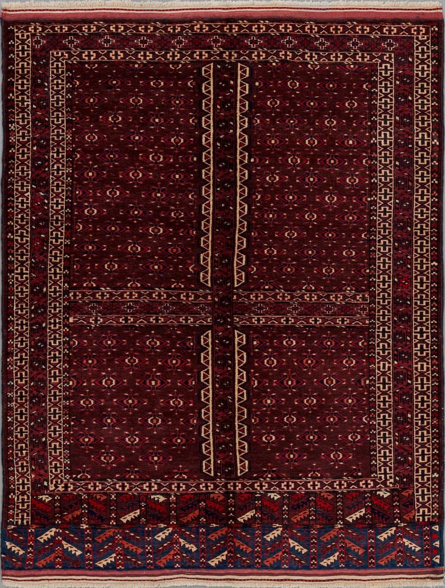 Orientteppich mit rotem Grund, zentralen geometrischen Mustern und dekorativen Bordüren in Creme, Blau und Braun.