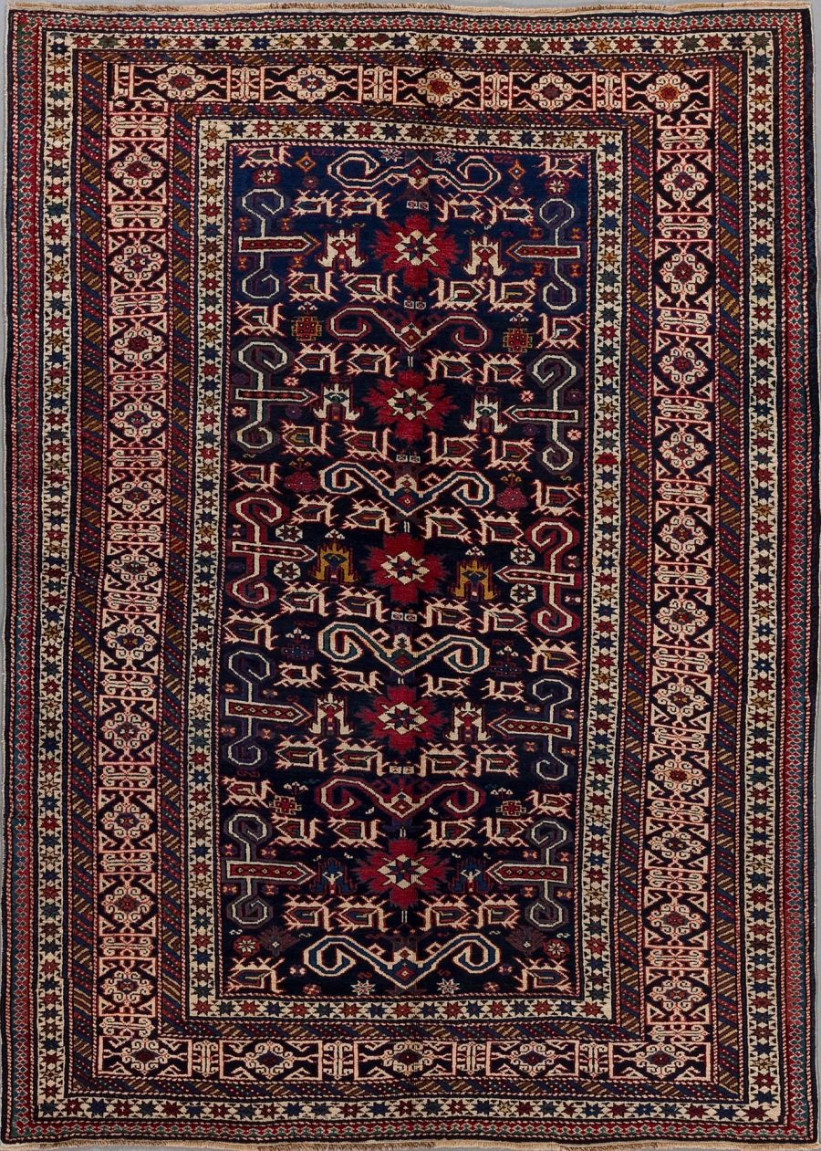 Traditioneller handgeknüpfter Teppich mit komplexen geometrischen Mustern und floralen Motiven in Rot-, Blau- und Beigetönen auf dunklem Grund.