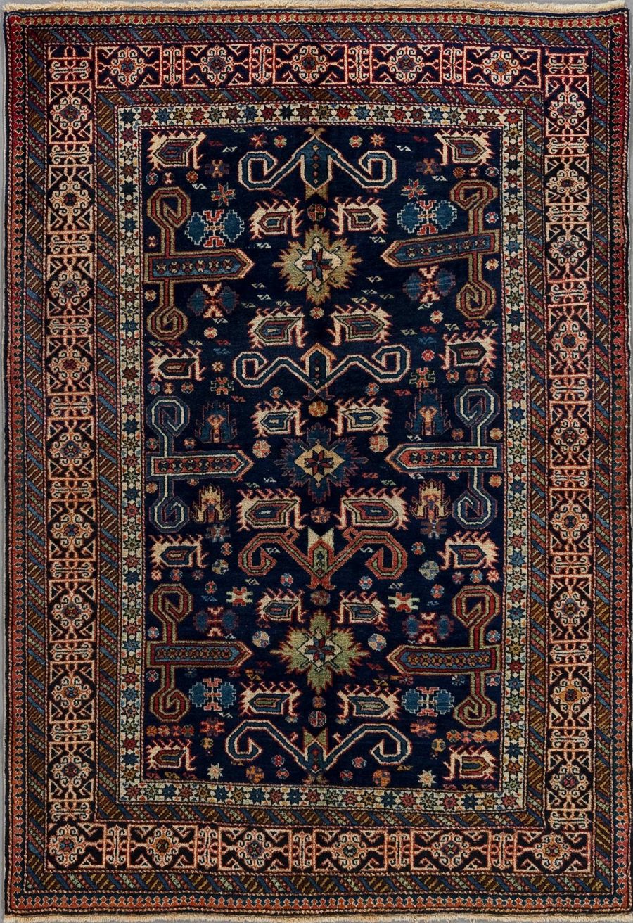 Traditioneller persischer Teppich mit detailliertem Muster in Blau, Rot, Beige und anderen Farben, symmetrischen Ornamenten und Bordüren.