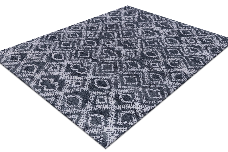Schwarz-weißer Teppich mit geometrischen Mustern, diagonal auf hellem Hintergrund präsentiert.