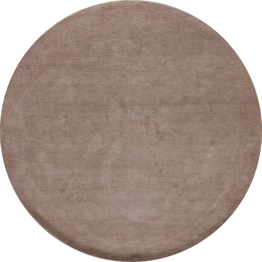 Runder, einfärbiger Teppich in zartem Braunton mit leichter Textur.
