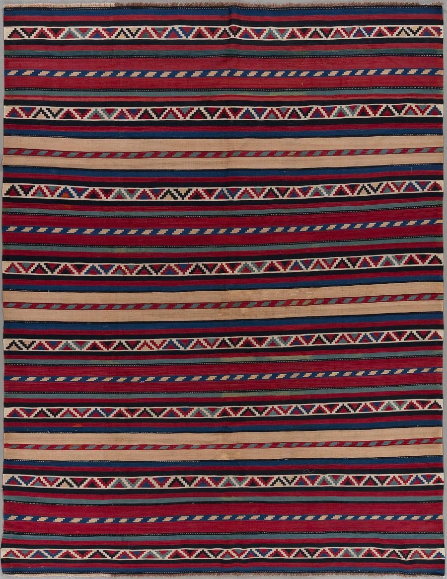 Traditioneller, handgewebter Teppich mit horizontalen Streifen in Blau-, Rot- und Beigetönen, ergänzt durch geometrische Muster in Weiß-, Rot- und Dunkelblautönen.