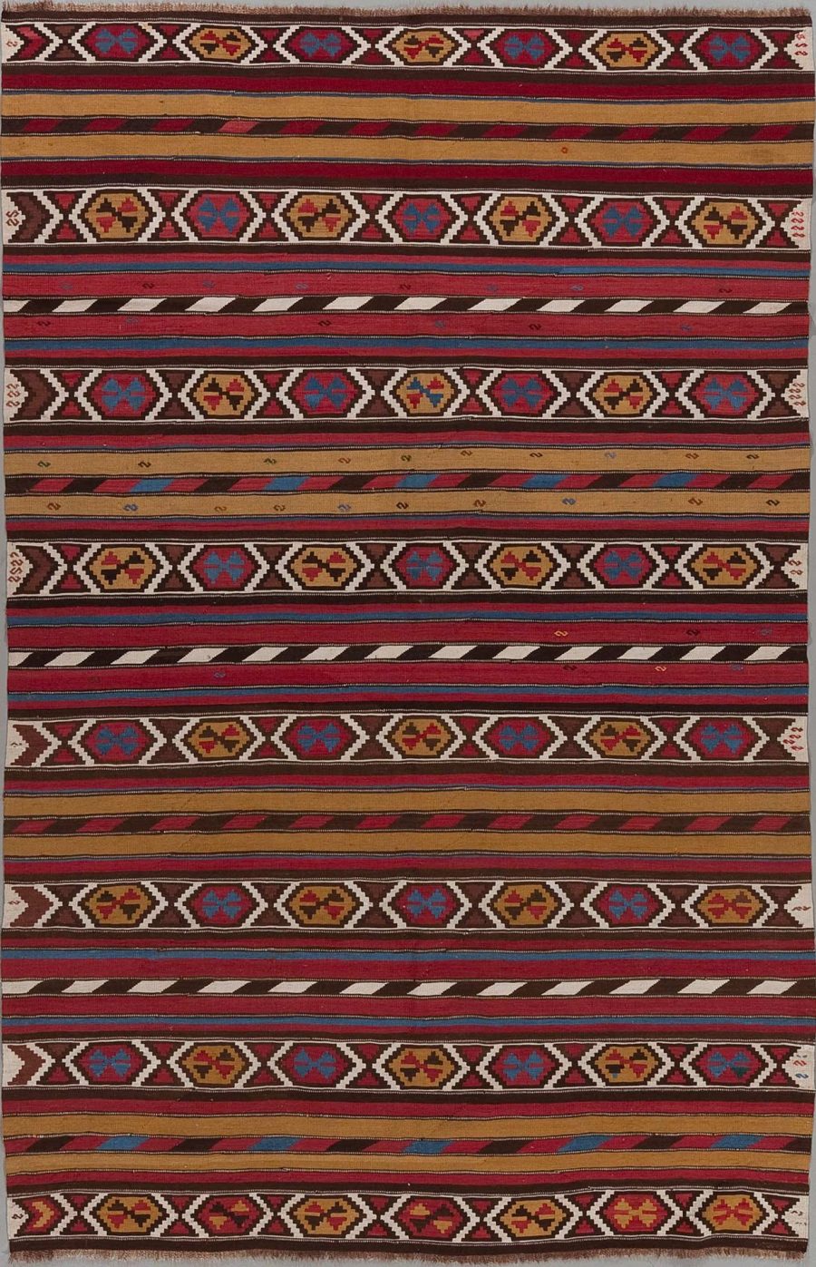 Traditioneller gewebter Teppich mit mehrfarbigen, horizontalen Streifen und geometrischen Mustern in Rot, Blau, Braun und Beige.