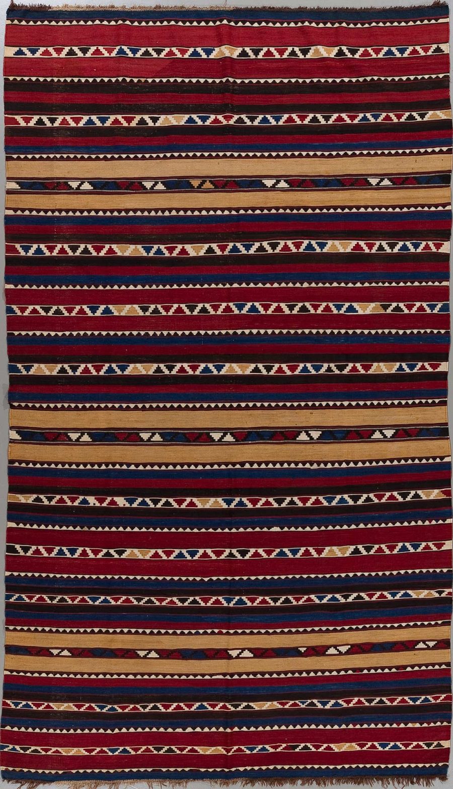 Handgewebter Teppich mit horizontalen Streifen in Rot, Blau, Beige und Weiß mit wiederkehrenden geometrischen Mustern