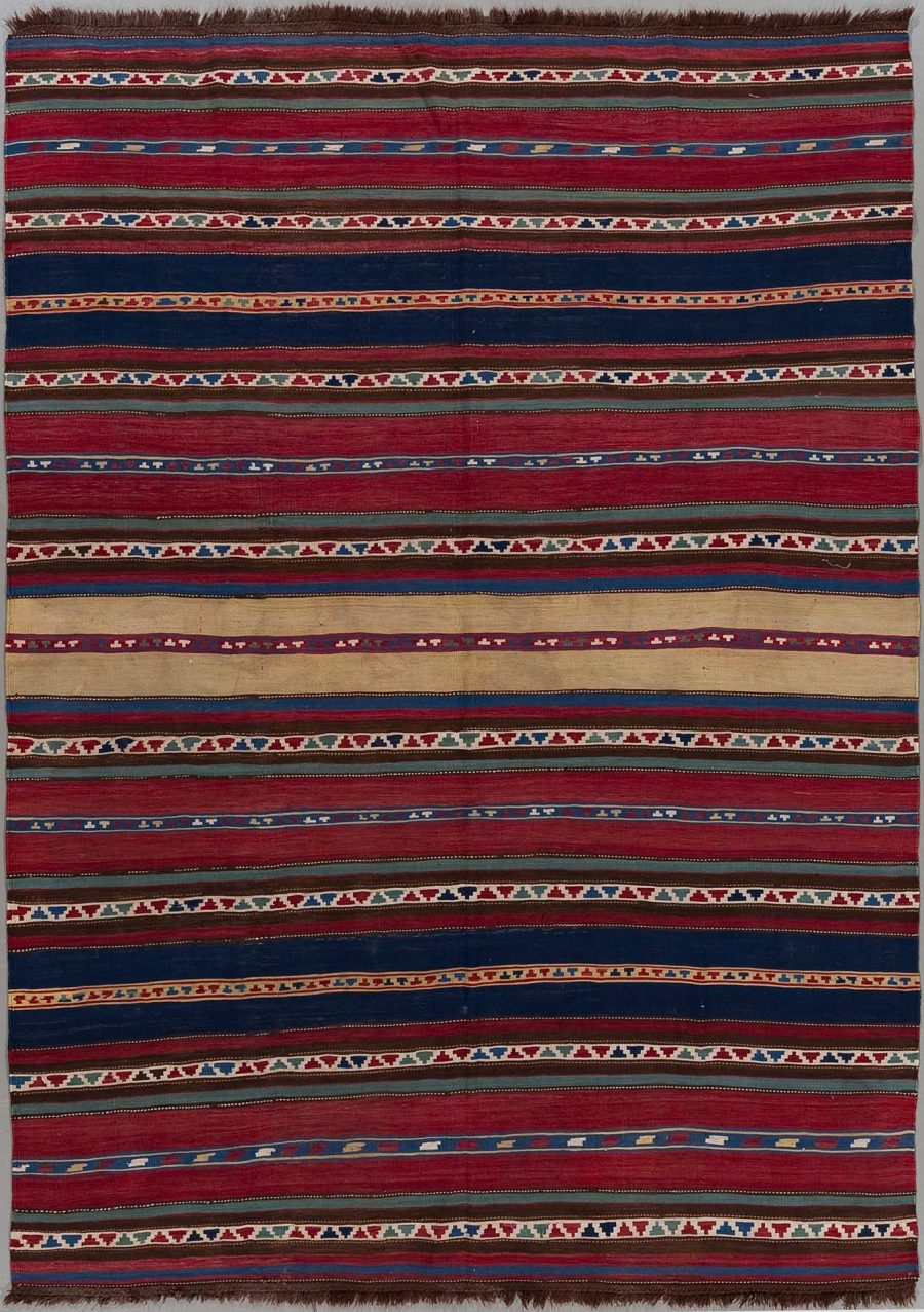 Traditioneller handgewebter Teppich mit mehrfarbigen horizontalen Streifen und geometrischen Mustern in Rot-, Blau-, Braun- und Beigetönen, mit Fransen an einem Ende.