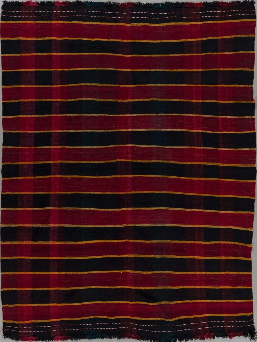 Traditionelles Gewebe mit horizontalen Streifen in Rot-, Schwarz- und Gelbtönen vor einem neutralen Hintergrund.