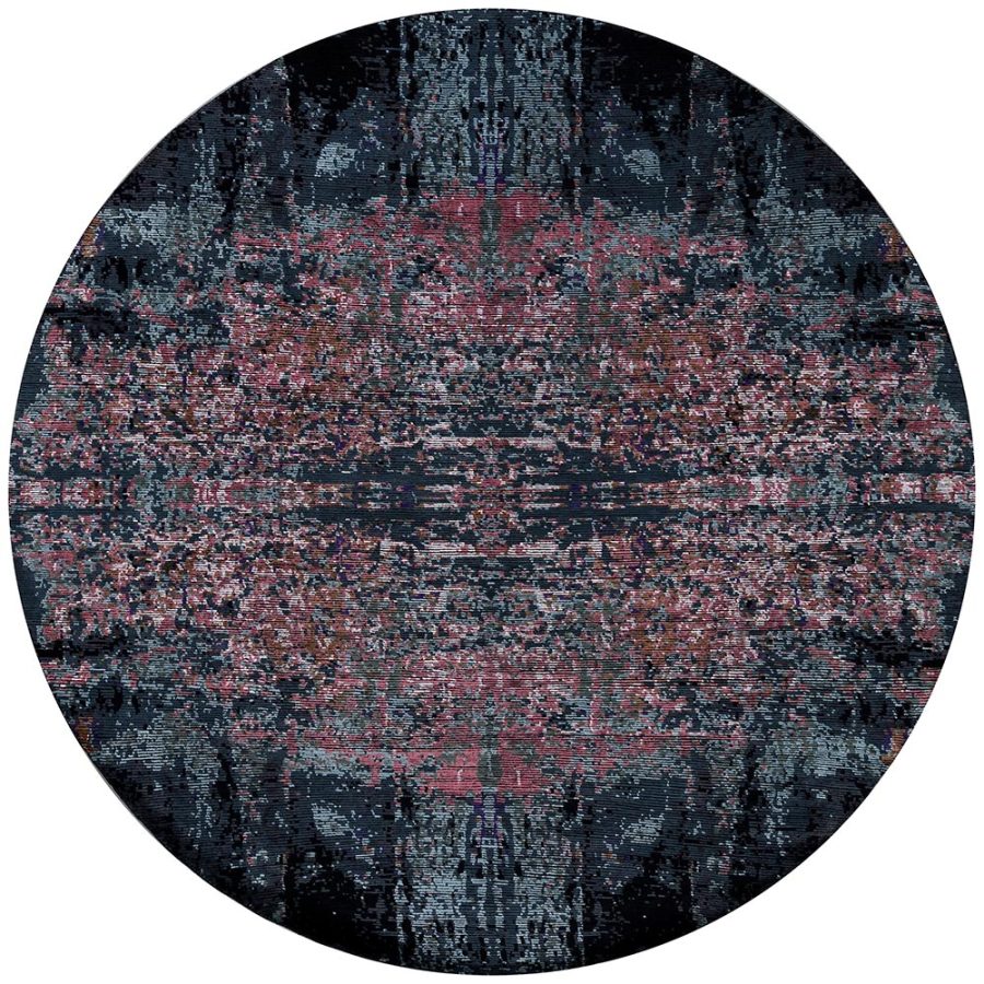 Runder Teppich mit abstraktem, verschwommenem Muster in dunklen Blau- und Grautönen mit Akzenten in Rosa und Rot.