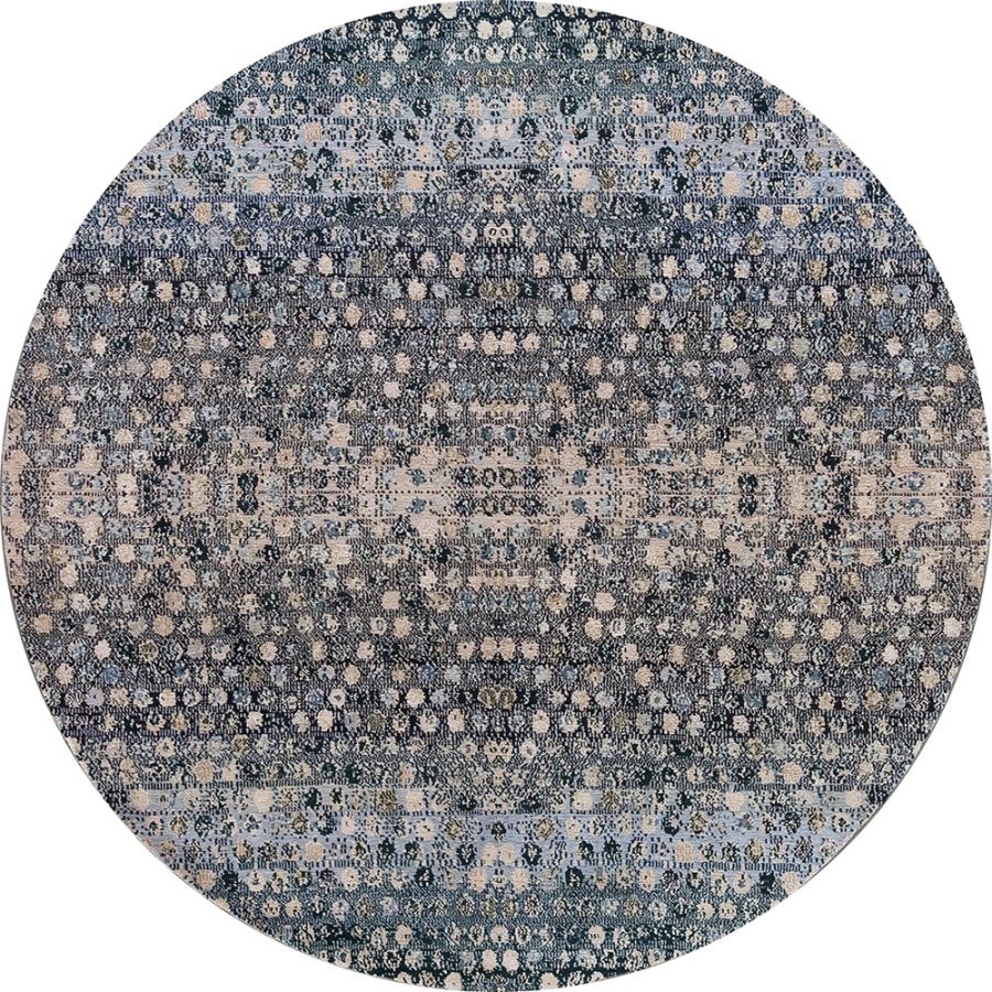 Runder Teppich mit traditionellem, orientalischem Muster in abgetönten Blau-, Beige- und Grautönen.