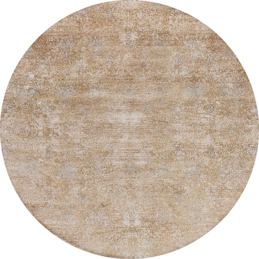 Runder Teppich mit verwaschenem, abstraktem Muster in beigen und blauen Tönen.