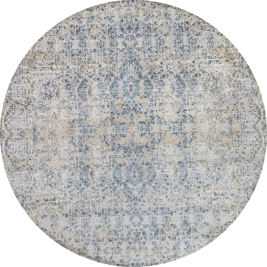 Runder Teppich mit abstraktem, verblasstem Muster in Blautönen und Beige, der an einen traditionellen orientalischen Stil erinnert.