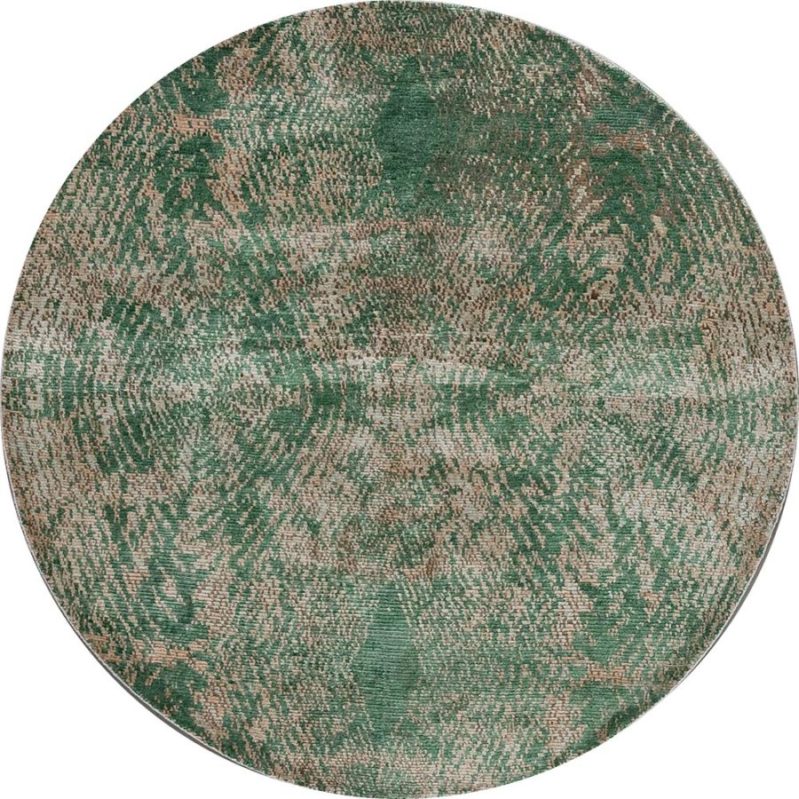 Runder Teppich mit strukturierter Oberfläche in Grüntönen, der ein abstraktes, fleckiges Muster zeigt.