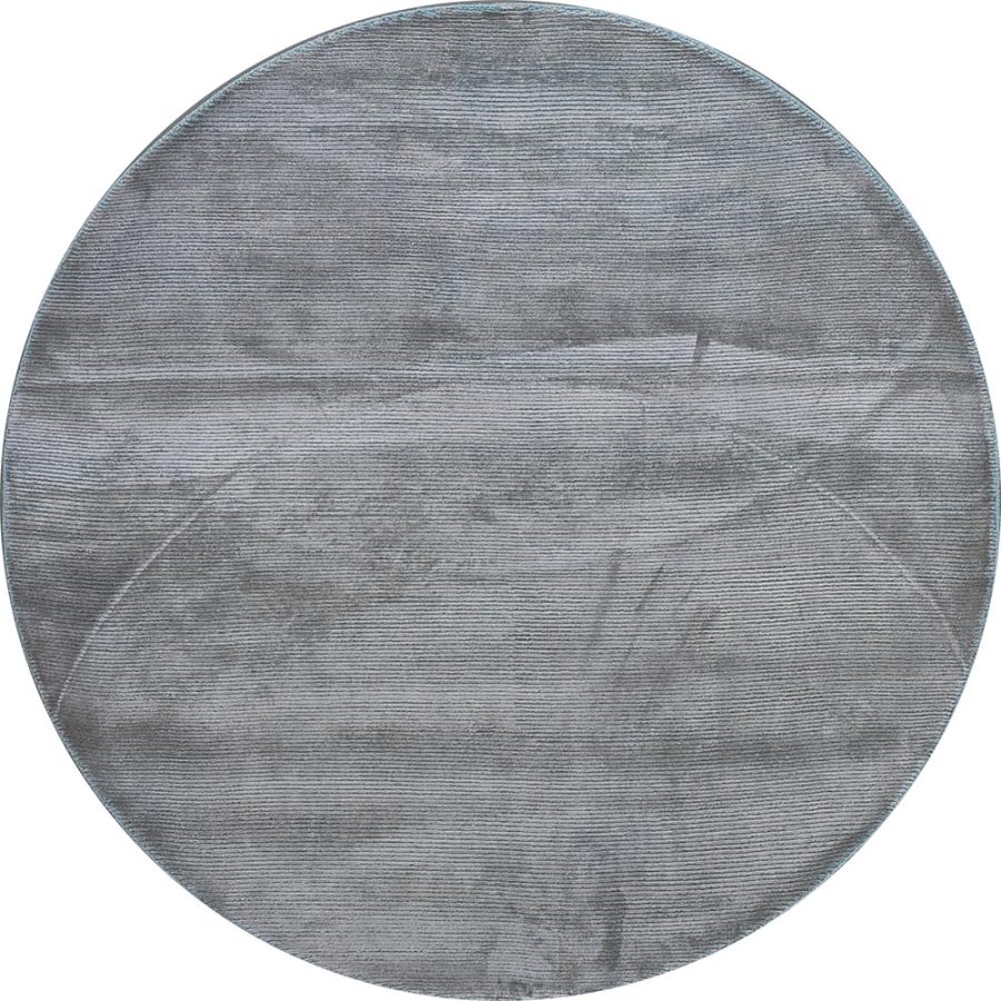 Runder, grauer Teppich mit sichtbarer Textur und leichten Abnutzungsspuren auf weißem Hintergrund.