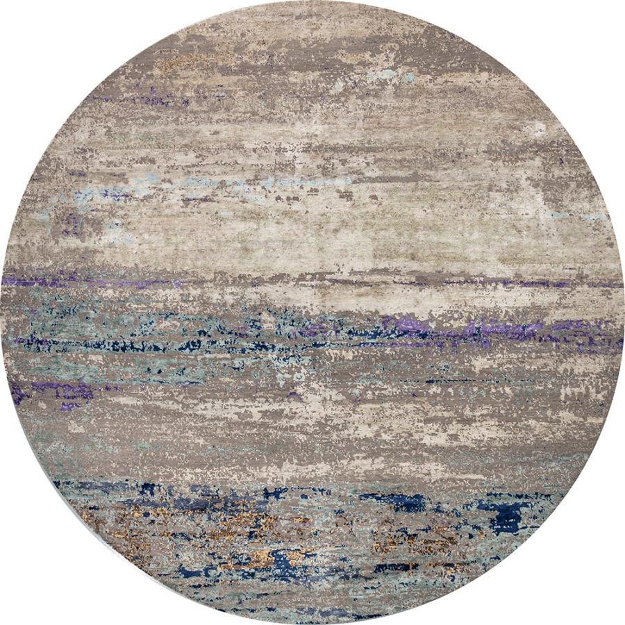 Rundes, abstraktes Gemälde mit horizontalen Streifen in verschiedenen Grau-, Beige-, Blau- und Purpurtönen mit verwitterter Textur.