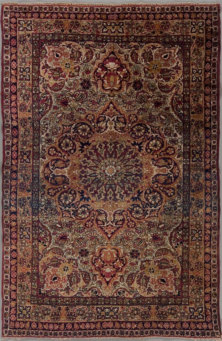 Detaillierter, handgeknüpfter orientalischer Teppich mit komplexem, symmetrischem Muster in Erdtönen, darunter Braun, Beige, Rot und Blau, eingerahmt von mehreren Bordüren mit floralen und geometrischen Motiven.