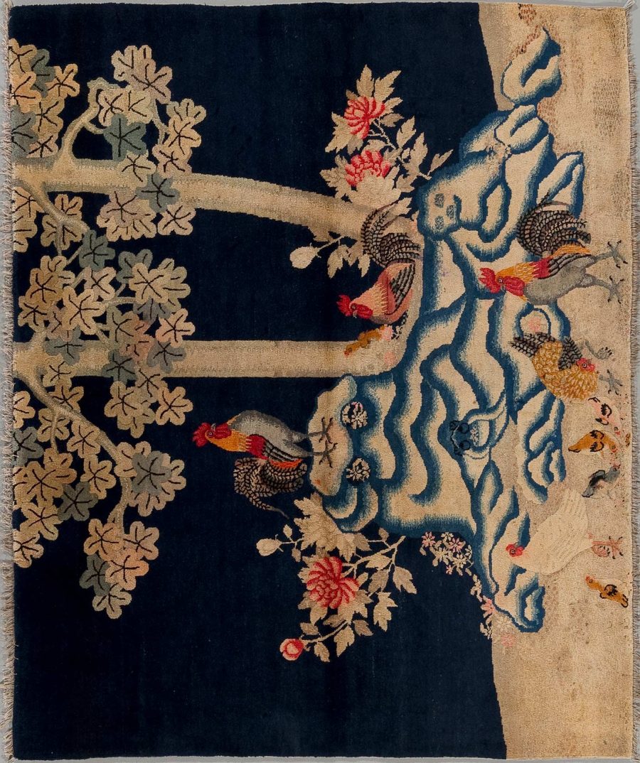 Antiker Wandteppich mit dunkelblauem Hintergrund, auf dem blühende Pflanzen, Zweige, Koi-Karpfen und Vögel in bunten Farben abgebildet sind.
