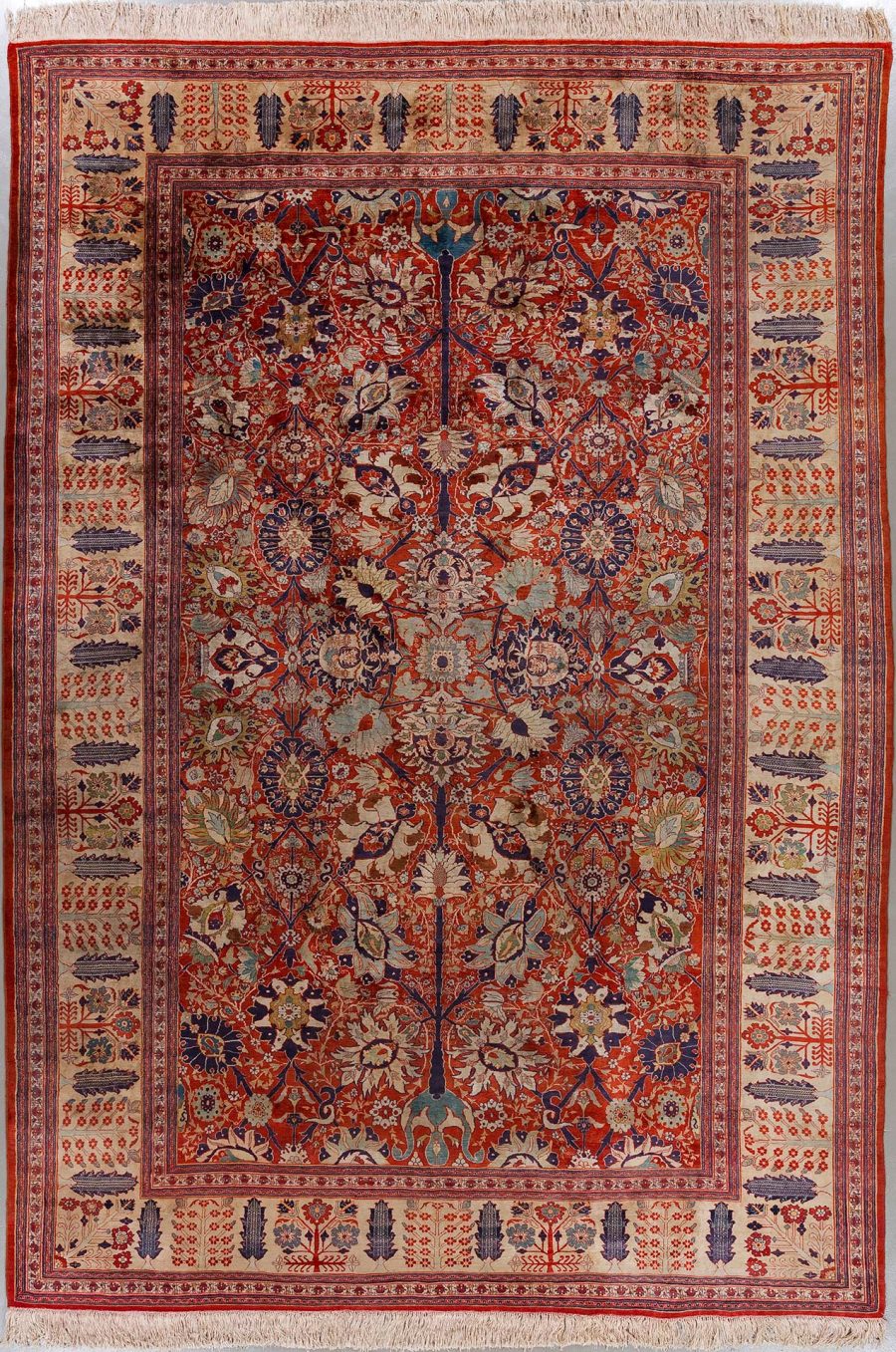 Antiker handgeknüpfter persischer Teppich mit detailreichen floralen und geometrischen Mustern in Rot-, Blau- und Beigetönen und weißer Fransenkante.
