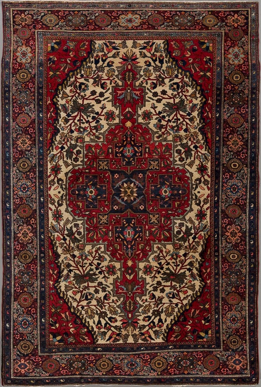 Traditioneller handgeknüpfter Teppich mit komplexem Muster aus Blumen- und geometrischen Formen in einer Farbpalette aus überwiegend Rot, Beige und Dunkelblau.
