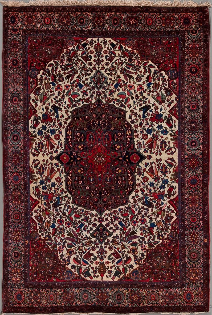 Traditioneller handgeknüpfter persischer Teppich mit aufwendigem Muster in Rot-, Blau-, Beige- und Schwarztönen, umgeben von mehreren dekorativen Bordüren.