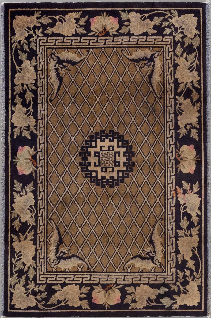 Traditioneller Teppich mit komplexem Muster bestehend aus einem zentralen geometrischen Design in einem Gittermuster, umgeben von einer Bordüre mit floralen und meanderartigen Motiven in Farben, die von Beige und Rosa über Braun bis hin zu Schwarz reichen.
