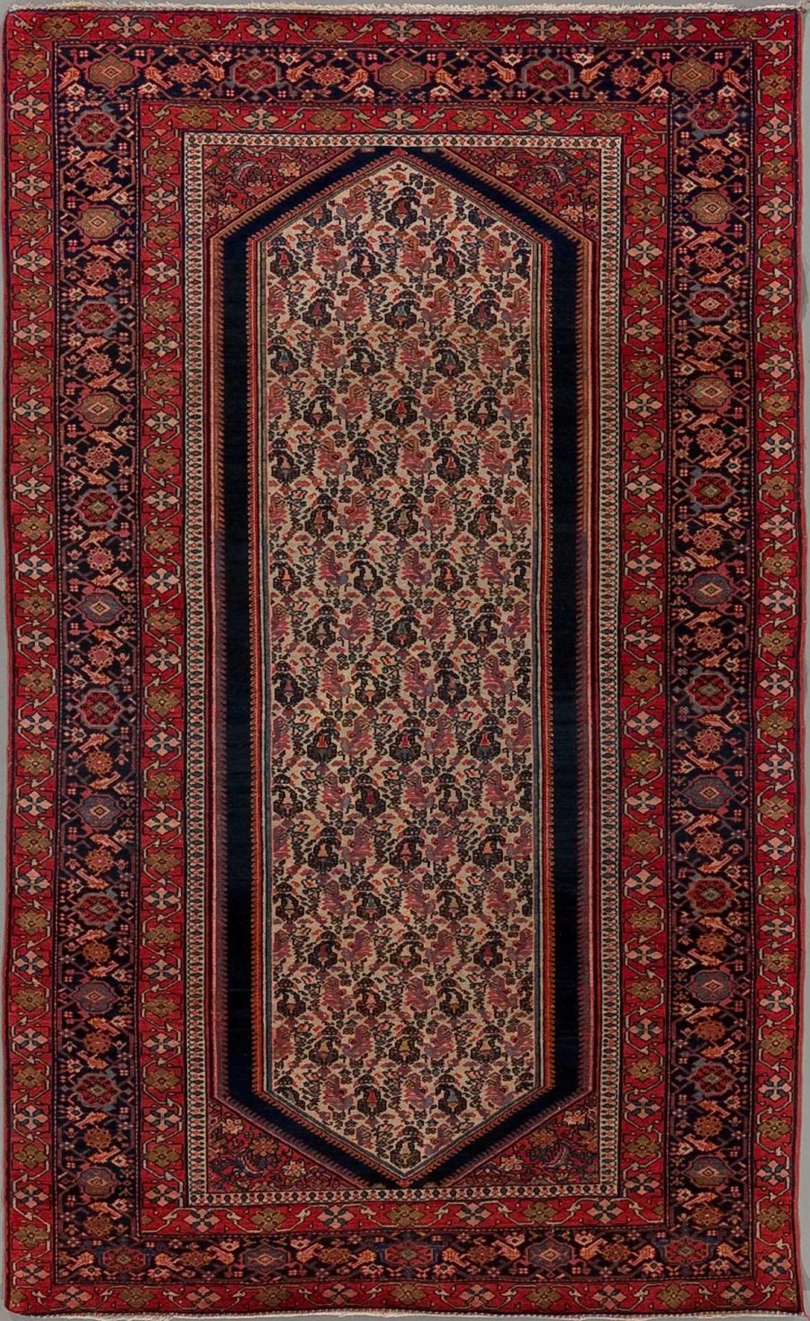 Langer, traditioneller handgeknüpfter Teppich mit geometrischem und floralem Muster in Rottönen, umgeben von mehrfachen Bordüren mit dunkleren Rahmen und einer zentralen achteckigen Medaillonform.