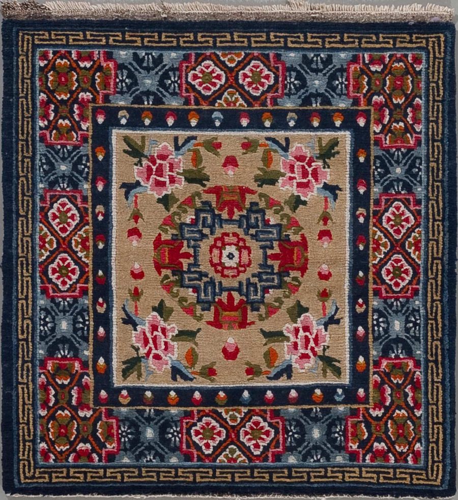 Traditioneller handgeknüpfter Teppich mit vielschichtigem, geometrischem und floralem Muster in Rot-, Blau-, Beige- und Schwarz-Tönen.