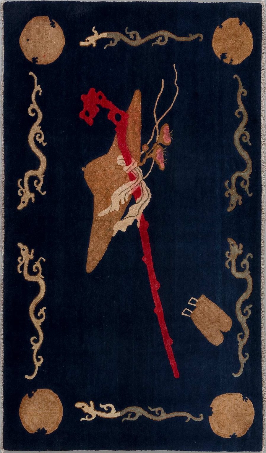 Antikes Wandteppich-Design mit dunkelblauem Hintergrund und traditionellen Mustern, darunter ein großer zentraler Drachen in Beige und Rot, umgeben von vier runden Medaillons und Wolkenmotiven in Beige.