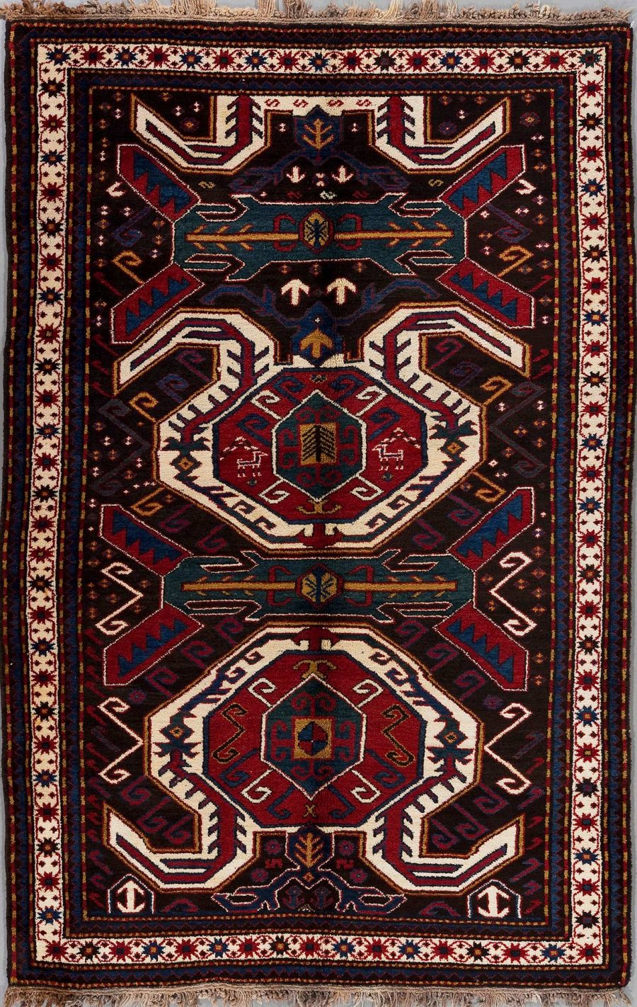 Detailreich gewebter orientalischer Teppich mit symmetrischem Design und einer Kombination aus dunkelblauen, roten und cremefarbenen Mustern, umrandet von einem schmalen, dekorativen Rand.