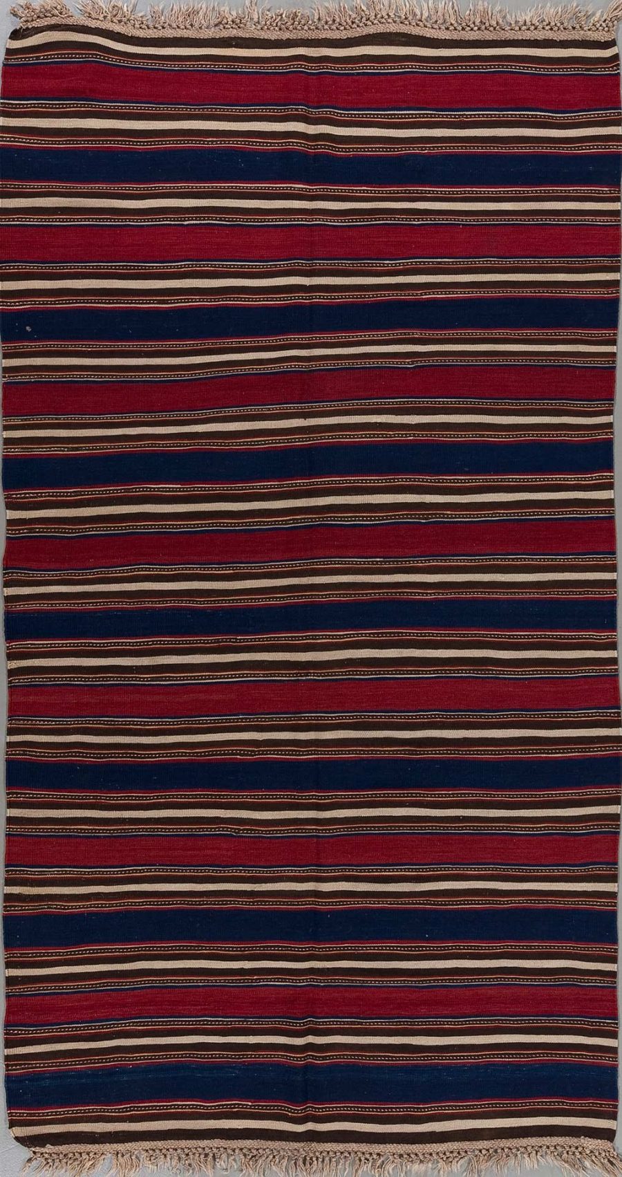 Traditioneller handgewebter Teppich mit horizontalen Streifen in Rot, Schwarz und Beige, mit feinen Mustern und Fransen an den Enden.