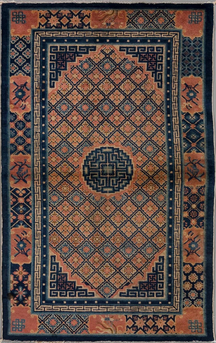 Antiker orientalischer Teppich mit komplizierten Mustern in Blau, Schwarz, Orange und Beige, zentrales Diamantenmuster und dekorative Bordüren.