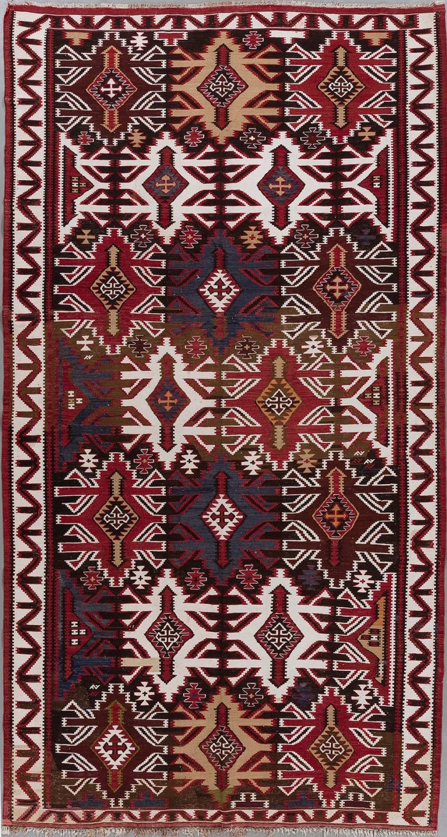 Traditioneller handgeknüpfter Teppich mit komplexem geometrischem Muster in Rot, Schwarz, Weiß und Braun.