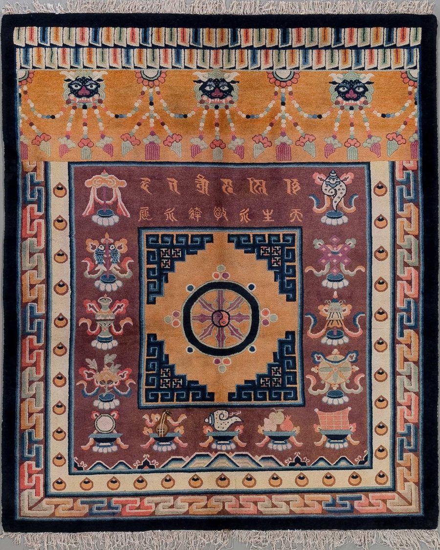 Traditioneller handgewebter Teppich mit komplexen Mustern und Symbolen, darunter zentrale Medaillonmotive, florale und figürliche Darstellungen sowie geometrische Muster auf einem gemusterten Hintergrund in vorwiegend Orange-, Braun- und Blautönen.