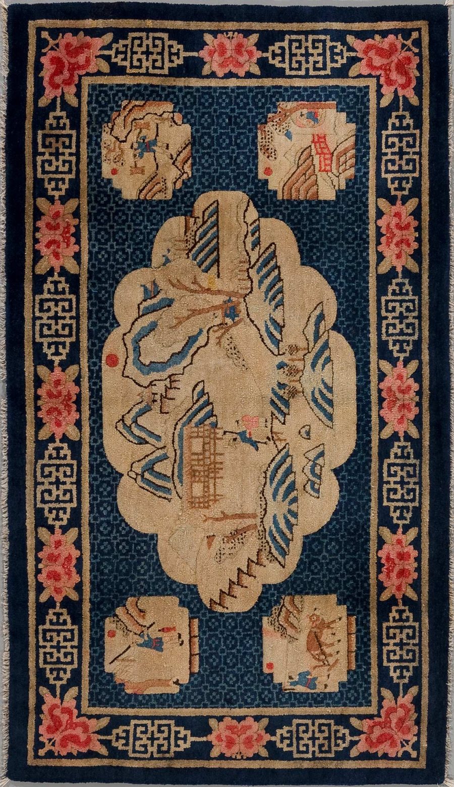 Antiker handgeknüpfter Teppich mit zentralem Drachenmotiv und floralen Akzenten in beige, blau und rosa Tönen, umgeben von einem angedeuteten Rahmen mit geometrischen Mustern und Eckmotiven, die Bücher und Vasen darstellen.