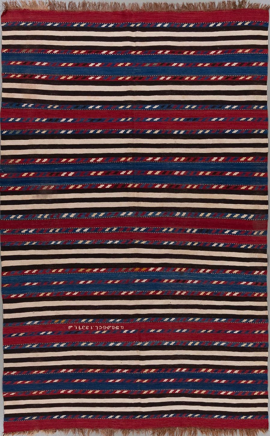Handgewebter Teppich mit horizontalen Streifen in Rot, Blau, Schwarz und Weiß, mit eingewebten Mustern in verschiedenen Farben.