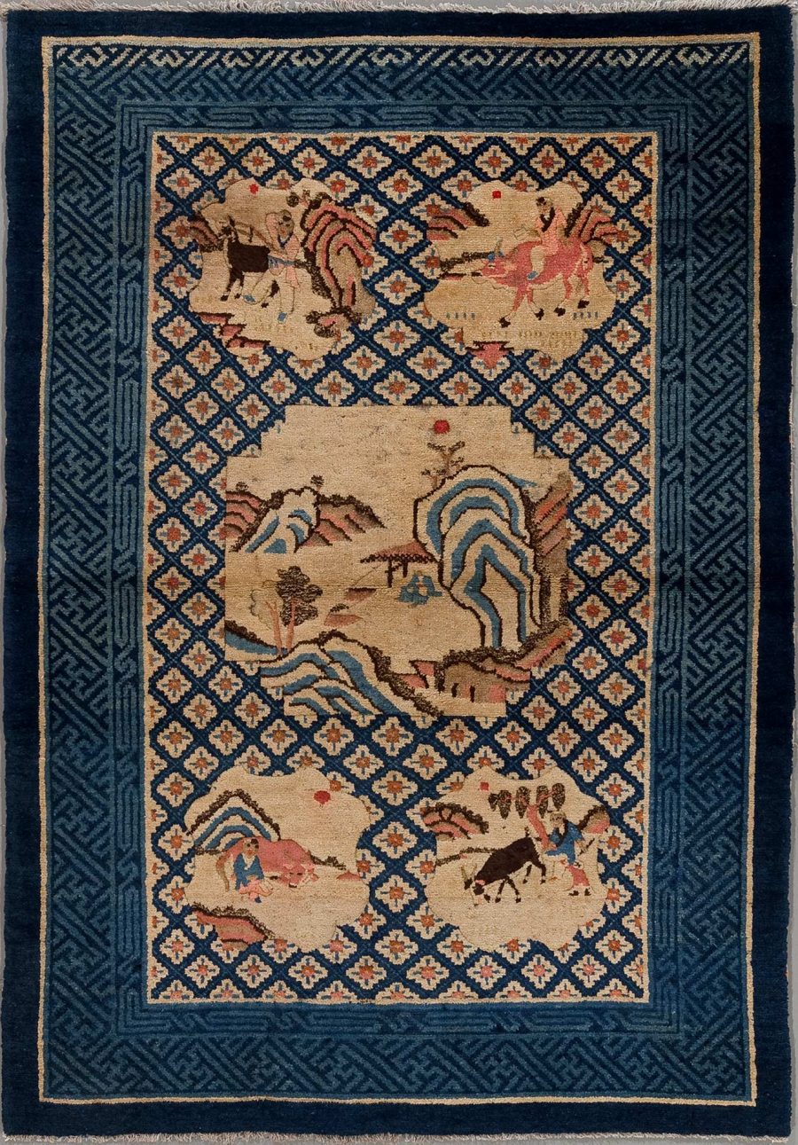 Antiker handgeknüpfter Teppich mit detailreichen Jagdszenen, gerahmt von einem geometrischen blauen und beige Muster, auf einem dunkelblauen Hintergrund