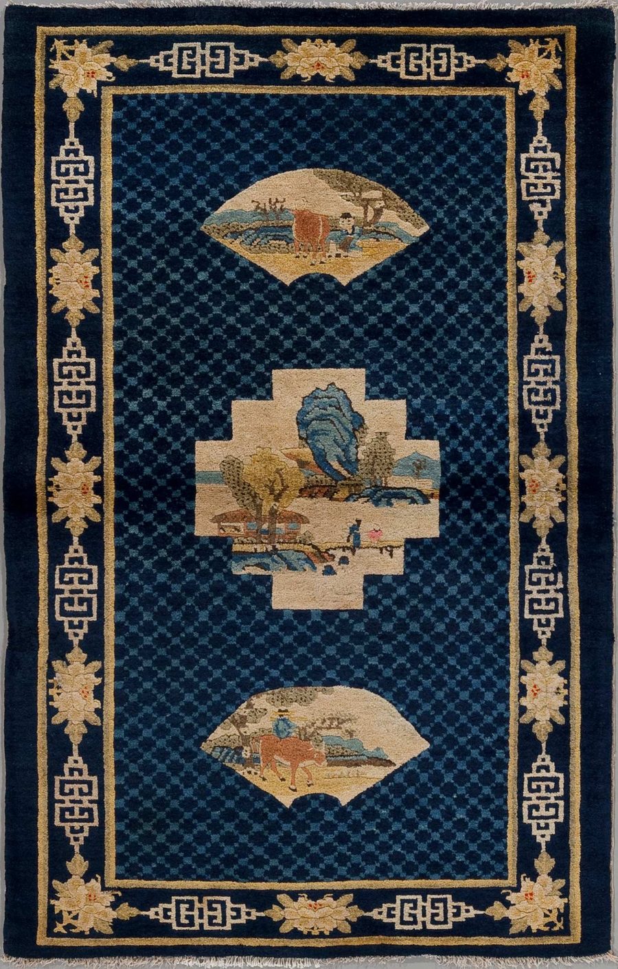 Orientteppich mit dunkelblauem Grund und drei zentralen, beige umrandeten Motiven, darstellend ländliche Szenen mit Figuren und Tieren, umgeben von floralen Ornamenten und geometrischen Mustern in Beige und Goldtönen auf dunkelblauem Rand.