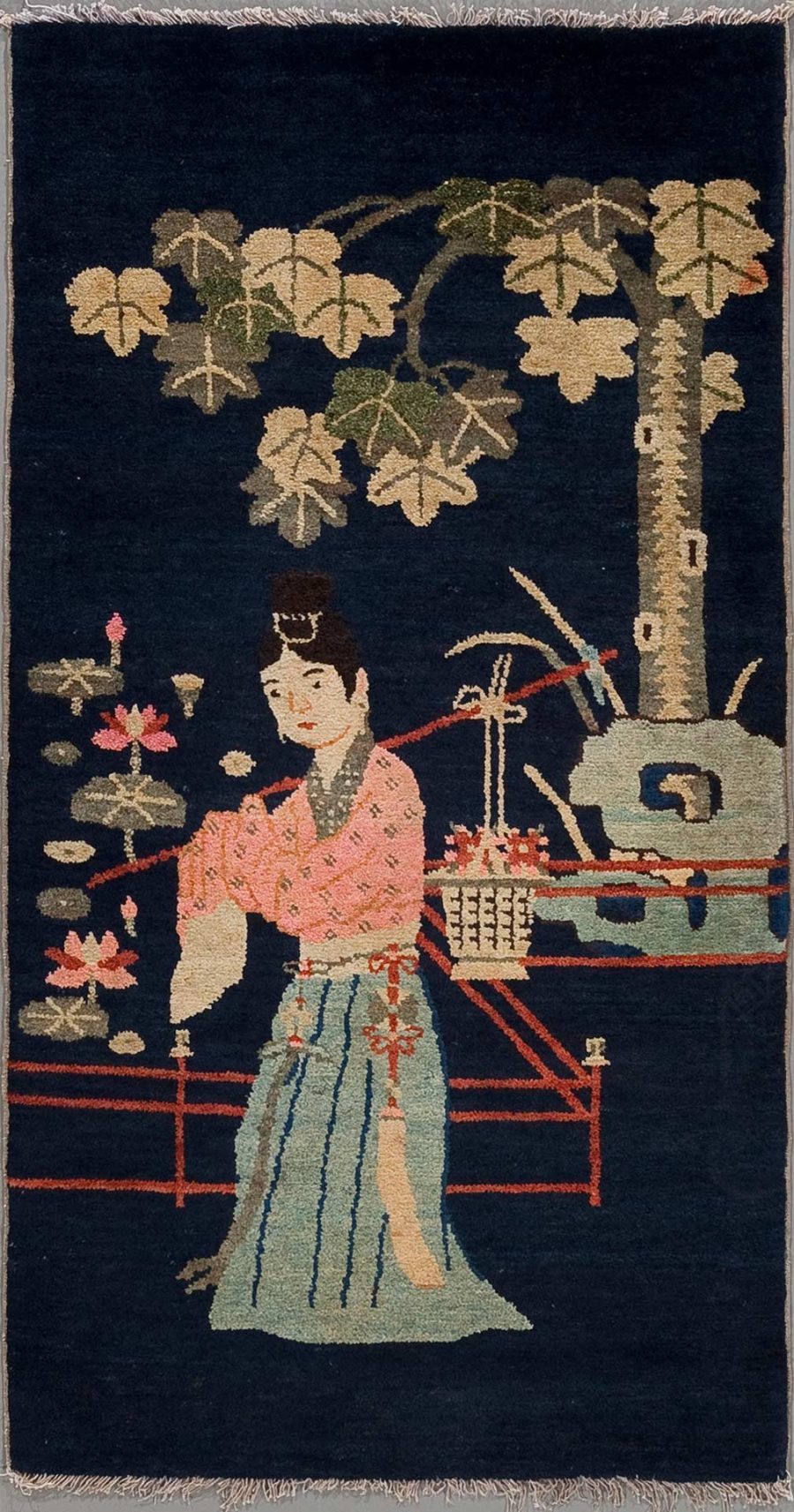 Handgearbeiteter Teppich mit einer Darstellung einer traditionell gekleideten japanischen Frau neben einem Baum und einer Brücke über einem Fluss.