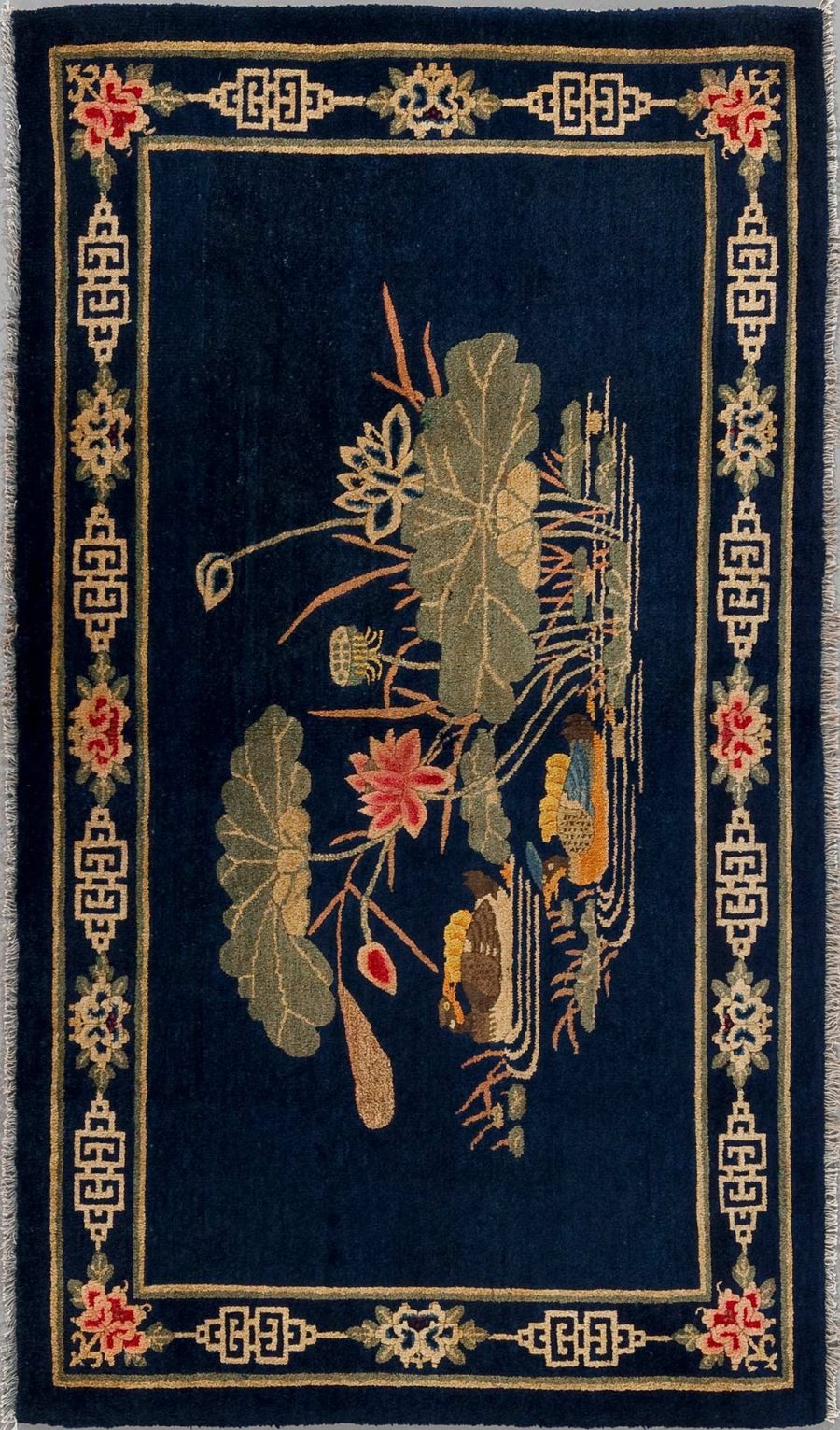 Dunkelblauer Teppich mit orientalischen Mustern und stilisiertem Blumen- und Blätterdesign in Beige, Braun und Rottönen mit einer gelben und grauen Bordüre, die traditionelle geometrische und florale Elemente aufweist.