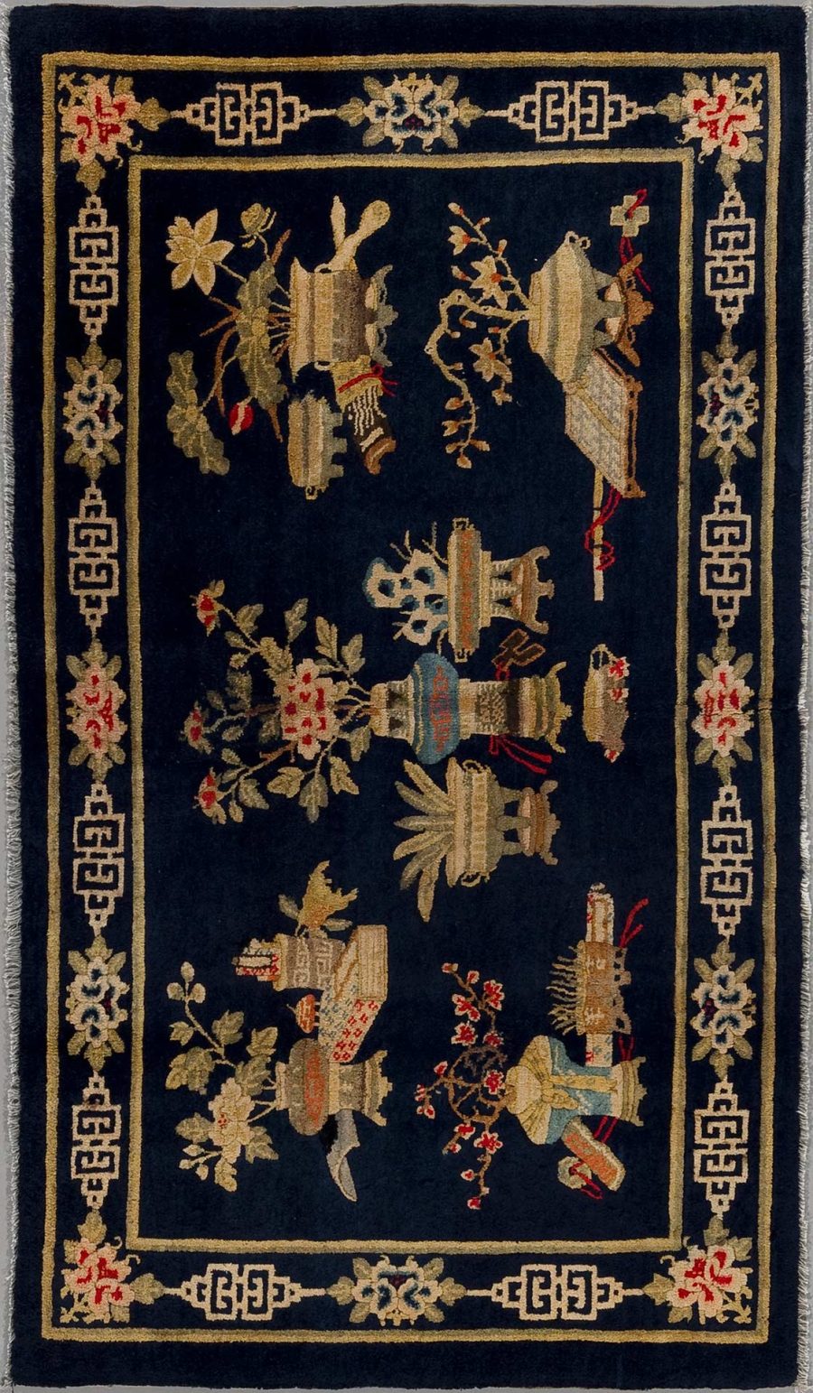 Detaillierter orientalischer Teppich mit dunkelblauem Hintergrund und komplizierten Mustern, einschließlich stilisierter Figuren, Blumen und geometrischer Ränder in Farbtönen von Gold, Rot und Weiß.