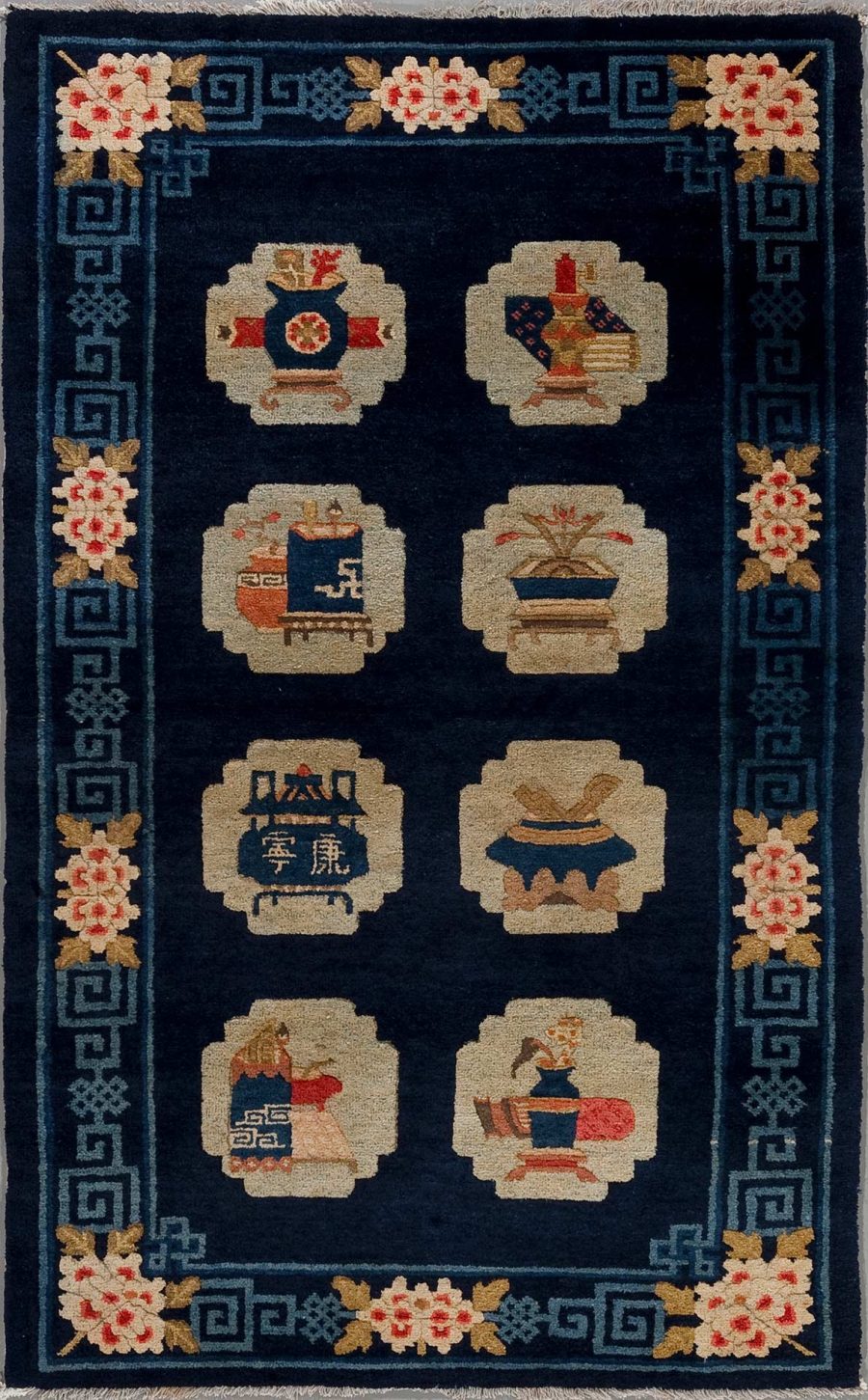 Handgeknüpfter Teppich mit dunkelblauem Grund und traditionellen chinesischen Motiven, umgeben von einem Grenzdesign mit geometrischen Mustern und floralen Akzenten in Blau, Beige und Rot.