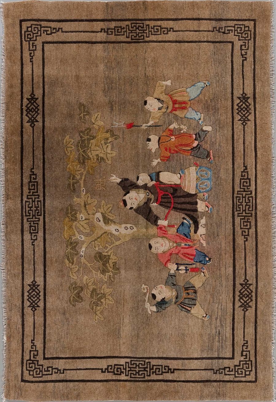 Ein handgeknüpfter Teppich mit traditioneller asiatischer Szenerie, die mehrere Personen in historischen Kostümen zeigt, umgeben von Pflanzen und geometrischen Bordüren.