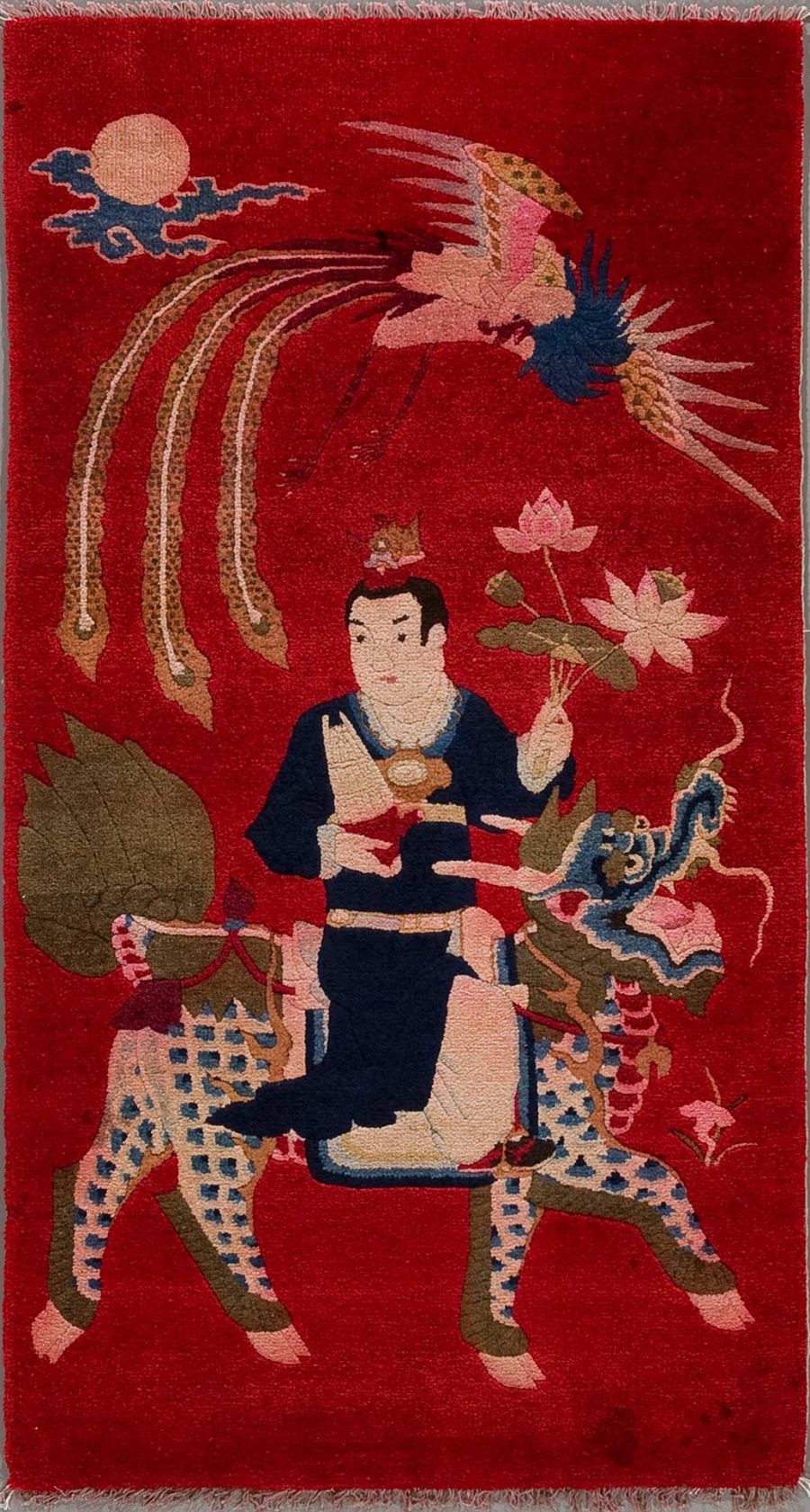 Alt-Text: Traditioneller japanischer Teppich mit Darstellung eines Samurai bei der Jagd, umgeben von Motiven wie einem Drachen, einer Sonne mit Wolken und fliegenden Kranichen auf rotem Hintergrund.
