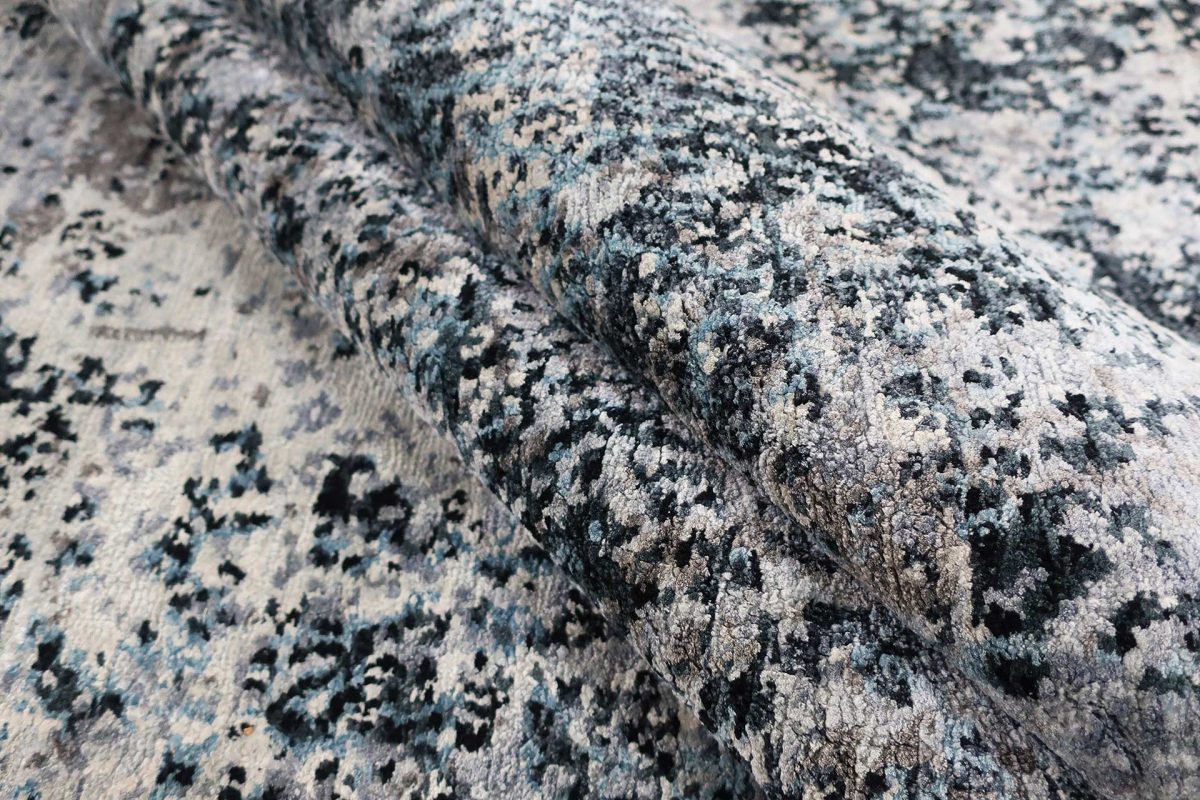Nahaufnahme eines verwitterten Baumstamms bedeckt mit Flechten, die ein detailliertes Muster in Schattierungen von Schwarz, Grau und Weiß zeigen.