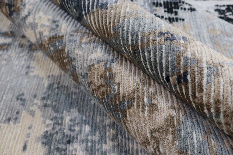Nahaufnahme eines Teppichs mit abstraktem Muster in Erdtönen.
